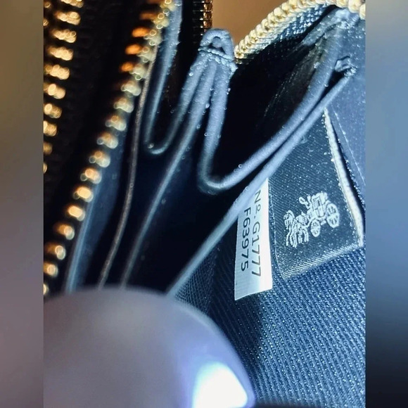 A Coach zip around mini sig. canvas wallet. - Picture 9 of 9